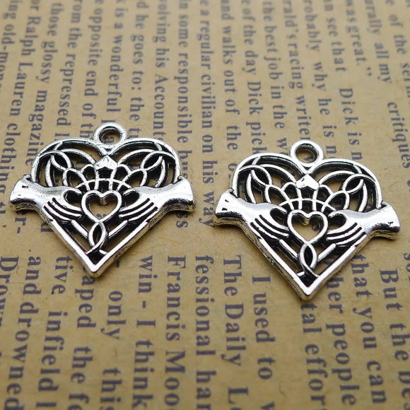 20Pcs 20*20mm Antique Silver Color Fashion Heart Hands Charms Necklace Pendant Accessories Charms For DIY Jewelry Making