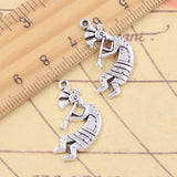 20 piezas dijes Kokopelli nativo 26x13mm colgantes de Color plata antigua para hacer joyería tibetana hecha a mano DIY