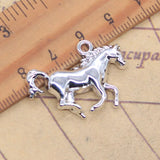 10 Uds. De dijes de caballo corriendo de 22x30mm, colgantes de Color plata antigua, fabricación de joyería tibetana hecha a mano DIY
