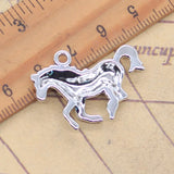 10 Uds. De dijes de caballo corriendo de 22x30mm, colgantes de Color plata antigua, fabricación de joyería tibetana hecha a mano DIY
