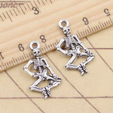 20 piezas dijes esqueleto calavera hombre 26x14mm colgantes de Color plata antigua DIY hacer joyería tibetana hecha a mano