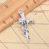 10 Uds. De dijes cruzados con flor rosa, 37x23mm, colgantes de Color plata antigua, fabricación de joyería tibetana hecha a mano DIY