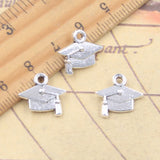 20 piezas dijes gorra de gabardina de graduación 14x14mm colgantes de Color plata antigua fabricación DIY joyería tibetana hecha a mano