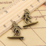 10 Uds. De dijes para mujer, surfista, 21x18mm, colgantes de Color bronce tibetano y plata, fabricación de joyería antigua, artesanía hecha a mano DIY
