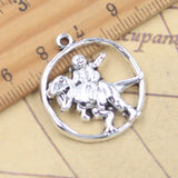 10 Uds. De dijes de dinosaurio jinete, 28x25mm, colgantes de Color plata antigua, fabricación de joyería tibetana hecha a mano DIY