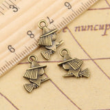 20 piezas de dijes de escoba de montar para Halloween, 16 x 12 mm, color bronce tibetano, colgantes de plata, fabricación antigua, artesanía hecha a mano. 