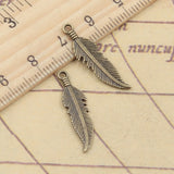 30 piezas de dijes de hojas y plumas de 27 x 7 mm, colgantes de bronce tibetano color plata, joyería antigua, accesorios artesanales hechos a mano. 